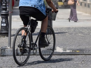 Zlodeji ukradli tašku z košíka na bicykli. Zabudli na malý detail