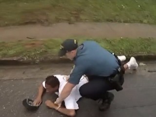 Policajt zrazil páchateľa. Prišiel o prácu