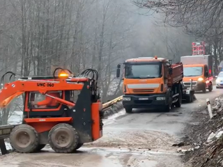 Dve obce úplne odrezal zosunutý svah. Bahno bolo vyše kolien