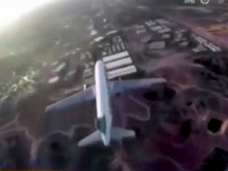 VIDEO: Hazardér s dronom si z nebezpečnej blízkosti natočil pristávajúce lietadlo