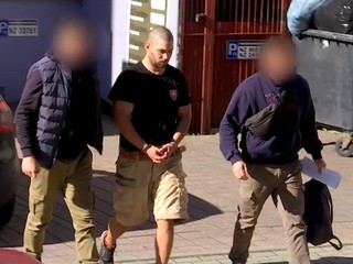 Muž, ktorý pred očami svojho syna strieľal na iného muža, sa postavil pred súd