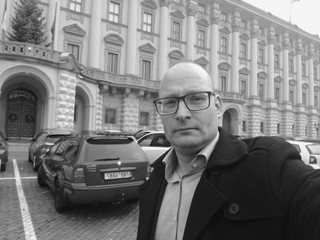 Od falšovania diplomatických identít po kontroverzné akcie. Zomrel český podvodník Lukáš Kohout