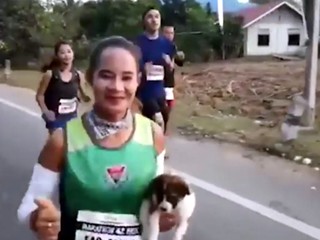 Maratónkyňa pri ceste našla šteňa. Dobehla s ním do cieľa