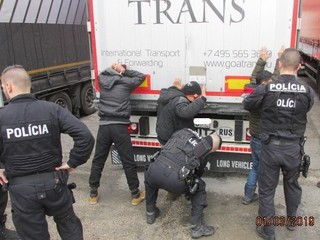 Colníci pri kontrole odhalili troch mladistvých utečencov