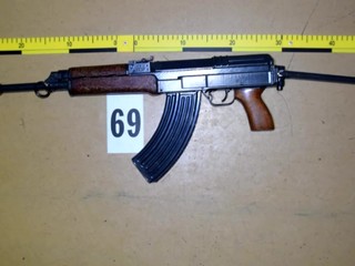 Lekár odmietol fúkať, zadržala ho polícia. Pri domovej prehliadke uňho našli nelegálne zbrane