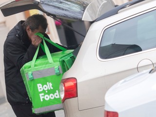 Jedlo z donášky vám asi nedovezú. Kuriéri vyhlásili štrajk, hovoria o vykorisťovaní