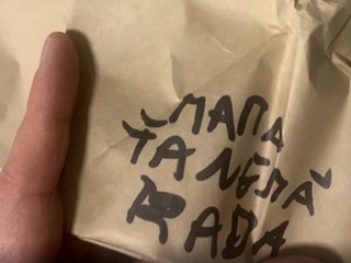 Cez donášku si objednal jedlo. Chuť mu pokazili urážlivé odkazy, narážajúce na jeho orientáciu
