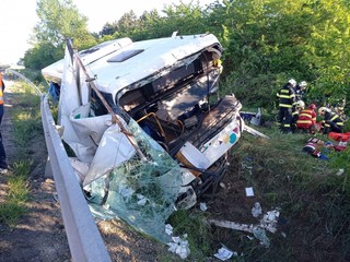 Nehoda autobusu a kamióna: Desiatky zranených a uzavretá cesta