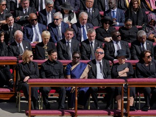 Vatikán zrejme úmyselne porušil protokol. Zelenského usadili vpredu