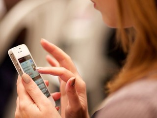 Telefóny za volantom. Mladí počas jazdy chatujú a fotia si nehody