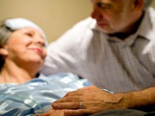 Viete, čo je POOPERAČNÉ DELÍRIUM?  Ak váš blízky ide na operáciu, spozornite!