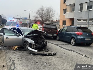 V dôsledku zrážky troch áut na západe Slovenska zomrela jedna osoba