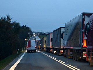 Mimoriadna kolóna kamiónov na východe: Ráno presiahla 20 kilometrov