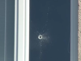 Muž, ktorého guľka v Čachticiach zabila mamičku cez okno v kuchyni, bude stíhaný na slobode