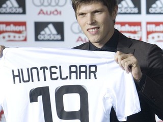 AC Miláno ponúkol 14 miliónov eur za útočníka Huntelaara