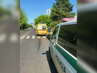 Na priechode pre chodcov zrazilo auto len 16-ročné dievča