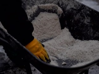 Poľadovica obmedzila dopravu. Takýto mrznúci dážď si v Spišskej Novej Vsi nepamätajú už 25 rokov