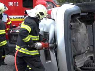 Hasiči si vyskúšali svoje zručnosti na medzinárodnej súťaži. Vyslobodzovali zakliesnenú osobu z vraku auta