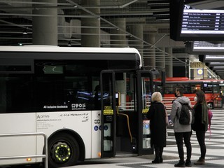 Arriva poskytne cestujúcim prímestskú autobusovú dopravu zadarmo