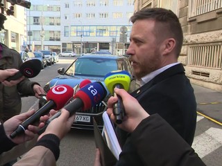 VIDEO: Kotlár priniesol znalecký posudok na Generálnu prokuratúru. Demokrati ho tam čakali s kukuricou