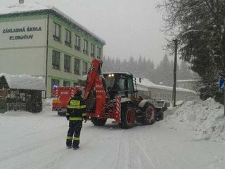 Kalamita na severe. Hasiči pomáhajú pri odstraňovaní snehu zo striech