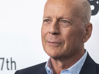Bledý a vychudnutý: Bruce Willis sa dva mesiace po zdrvujúcej diagnóze prvýkrát objavil na verejnosti
