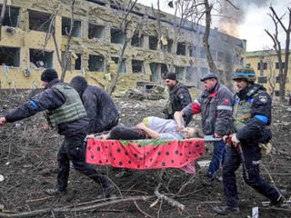 Tehotná žena, ktorú zachránili na nosidlách z pôrodnice v Mariupole zomrela