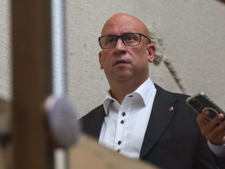 Fico odmietol Rážovú demisiu, tak jeho odvolanie navrhla opozícia. Hlasovanie prebehne v pondelok