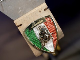 Nie je vaše Lamborghini dostatočne vyšperkované? Vyskladajte si logo diamantmi!