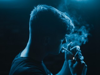 Európski tínedžeri fajčia najviac na svete, každý siedmy používa e-cigarety