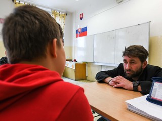 Čierny deň pre učiteľov. Oblečením vyjadrili smútok nad krivdami