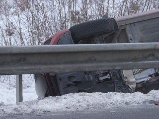 Auto skončilo prevrátené za zvodidlami. Viezla sa v ňom žena s dvoma deťmi