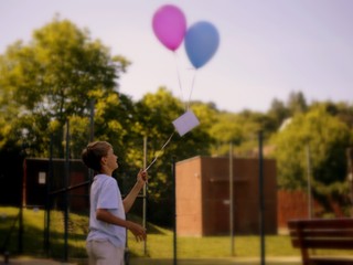 Chlapec prišiel o mamu aj babičku. Ľudia založili zbierku, poslali mu milióny