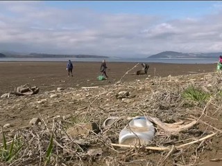 Chlad ich nezastavil: Dobrovoľníci vyzbierali 150 vriec odpadu z Liptovskej Mary