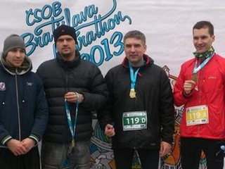 Zima bratislavskému maratónu neprekážala, bežali aj Jojkári