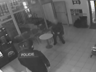 Seniorka priniesla na policajnú stanicu protitankovú strelu. Nasledovala evakuácia