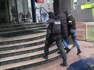 Policajtka mala brať úplatky za vybavovanie pobytov pre cudzincov