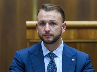 Matúš Šutaj Eštok už dočasne postavil mimo služby 32 policajtov