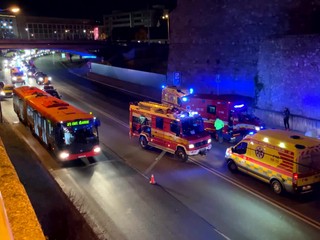 V Bratislave sa zrazili 4 autá. Dôvodom bol šmyk a alkohol