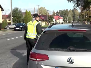 Dvaja vodiči pod vplyvom alkoholu: Jeden sa autom rútil na policajta, druhý jazdil z jednej strany na druhú