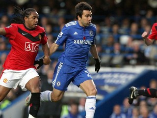 Chelsea vyhrala na Old Trafforde 2:1 a je na čele tabuľky