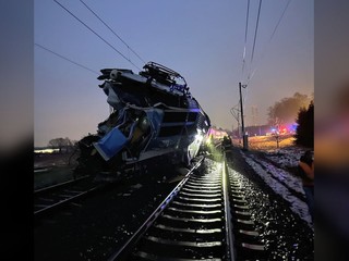 Desivé ráno na trati: Pri zrážke rýchlika s kamiónom sa zranilo 19 ľudí, rušňovodič zomrel
