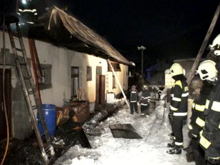 Veľký požiar v Sáse. Nad ránom začala horieť strecha na dome