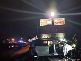 Tragédia na železničnom priecestí: Zrážku s vlakom neprežil 40-ročný vodič