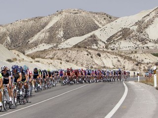 Na Vuelte 15. etapa aj červený dres Španielovi Cobovi