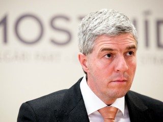 V centrále Most-Híd zasadá Republiková rada. Členovia sú rozdelení do dvoch táborov