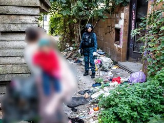 Polícia našla v opustenej chátrajúcej budove prespávať dve deti