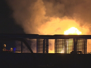 Obrovský požiar v Novákoch. V noci zasahovalo až 40 hasičov