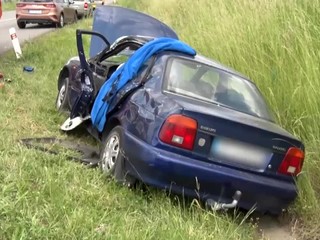 Strašná zrážka motocykla s autom: Manželku oživoval so zlomenou rukou