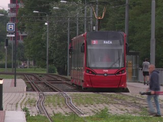 Chlapca (16) zrazila električka, s ťažkými zraneniami bojuje v nemocnici o život